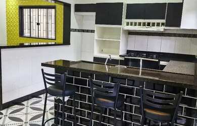 Imagem: A casa possui 3 Dormitórios, 3 Banheiros e 2 Vagas na garagem