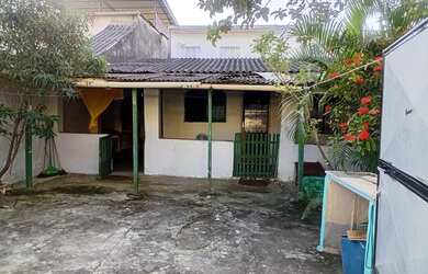 Imagem: A casa possui 4 Dormitórios, 2 Banheiros, 2 Vagas na garagem