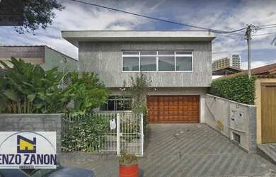 Imagem: A casa possui 3 Dormitórios, 5 Banheiros, 4 Vagas na garagem