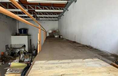 Imagem: O depósito possui 4 Vagas na garagem, 100-0m² de Área e está