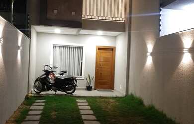 Imagem: A casa possui 3 Dormitórios, 3 Banheiros, 1 Vaga na garagem