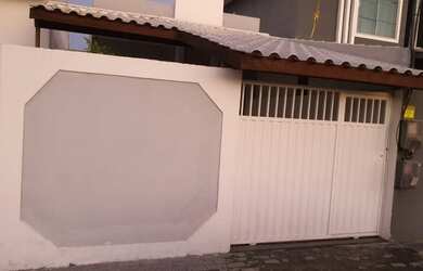 Imagem: A casa possui 2 Dormitórios, 2 Banheiros, 1 Vaga na garagem