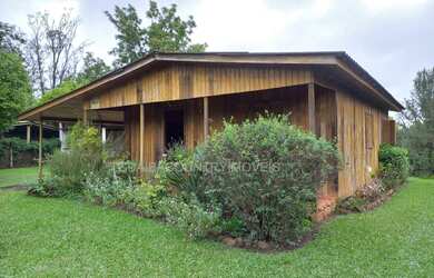 Imagem: A fazenda possui Churrasqueira, Varanda e está localizado