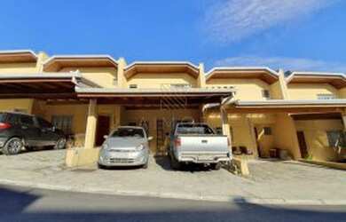 Imagem: A casa possui 4 Dormitórios, 2 Banheiros, 2 Vagas na garagem