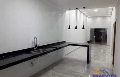 Imagem: A casa possui 3 Dormitórios, 1 Banheiro, 3 Vagas na garagem