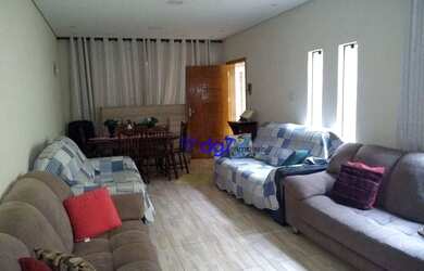 Imagem: A casa possui 3 Dormitórios, 3 Banheiros, 2 Vagas na garagem