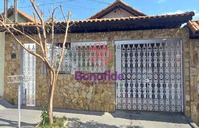 Imagem: A casa possui 2 Dormitórios, 1 Banheiro, 1 Vaga na garagem