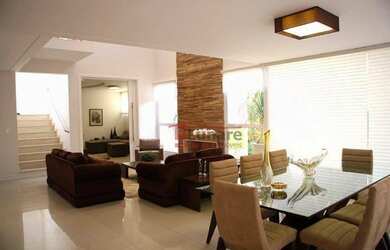 Imagem: A casa possui 3 Dormitórios, 5 Banheiros, 4 Vagas na garagem