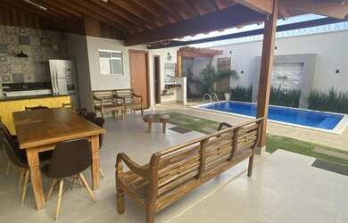 Imagem: A casa possui 3 Dormitórios, 4 Banheiros, 3 Vagas na garagem