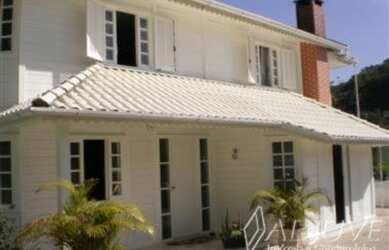 Imagem: A casa possui 4 Dormitórios, 2 Banheiros, 5 Vagas na garagem