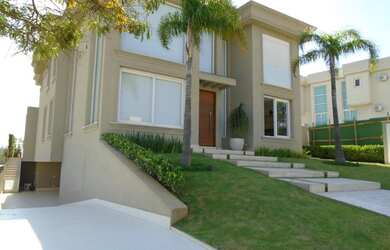 Imagem: A casa possui 4 Dormitórios, 5 Banheiros, 4 Vagas na garagem