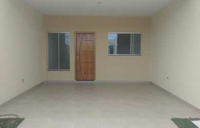 Imagem: A casa possui 2 Dormitórios, 2 Banheiros, 2 Vagas na garagem