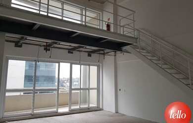 Imagem: O depósito possui 4 Vagas na garagem, 174m² de Área e está