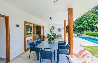 Imagem: A casa em condomínio possui 4 Dormitórios, 1 Banheiro, 2 Vagas