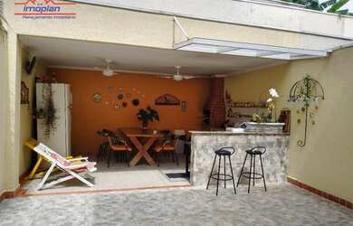 Imagem: A casa possui 3 Dormitórios, 1 Banheiro, 2 Vagas na garagem