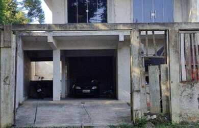 Imagem: A casa possui 4 Dormitórios, 2 Banheiros, 2 Vagas na garagem