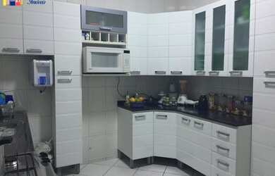 Imagem: A casa possui 3 Dormitórios, 2 Banheiros, 2 Vagas na garagem