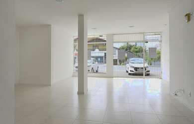 Imagem: O depósito possui 3 Vagas na garagem, 85m² de Área e está