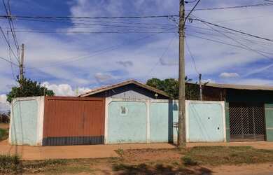 Imagem: A casa possui 2 Dormitórios, 2 Banheiros, 2 Vagas na garagem