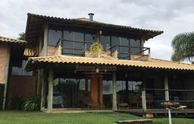 Imagem: A casa possui 3 Dormitórios, 1 Banheiro, 2 Vagas na garagem