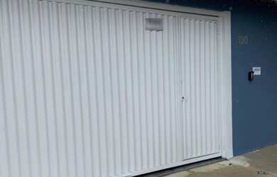 Imagem: A casa possui 2 Dormitórios, 2 Banheiros, 2 Vagas na garagem