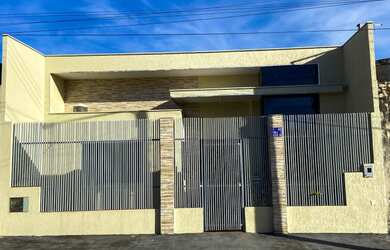 Imagem: A casa possui 3 Dormitórios, 2 Banheiros, 1 Vaga na garagem