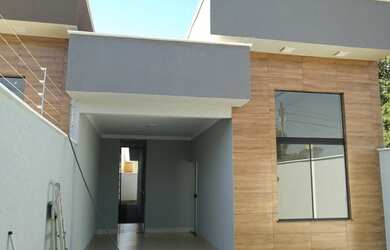 Imagem: A casa possui 3 Dormitórios, 2 Banheiros, 5 Vagas na garagem