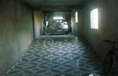 Imagem: A casa possui 3 Dormitórios, 2 Banheiros, 4 Vagas na garagem