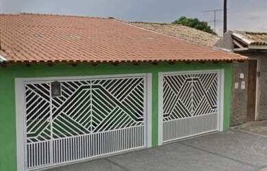 Imagem: A casa possui 5 Dormitórios, 4 Banheiros, 4 Vagas na garagem