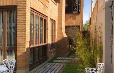 Imagem: A casa possui 3 Dormitórios, 4 Banheiros, 2 Vagas na garagem