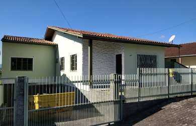 Imagem: A casa possui 3 Dormitórios, 1 Banheiro, 2 Vagas na garagem