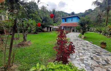 Imagem: A casa possui 4 Dormitórios, 2 Banheiros, 450m² de Área