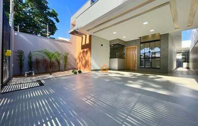 Imagem: A casa possui 3 Dormitórios, 3 Banheiros, 2 Vagas na garagem