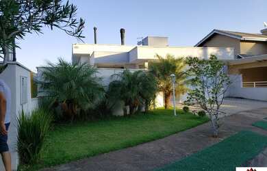 Imagem: A casa em condomínio possui 4 Dormitórios, 5 Banheiros, 2