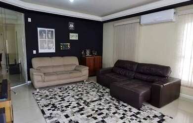 Imagem: A casa possui 3 Dormitórios, 1 Banheiro, 2 Vagas na garagem