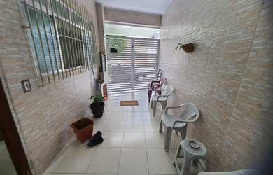 Imagem: A casa possui 3 Dormitórios, 1 Banheiro, 1 Vaga na garagem