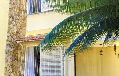 Imagem: A casa possui 3 Dormitórios, 3 Banheiros, 4 Vagas na garagem