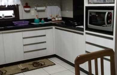 Imagem: A casa possui 5 Dormitórios e Acomodam 20 pessoas e está localizado