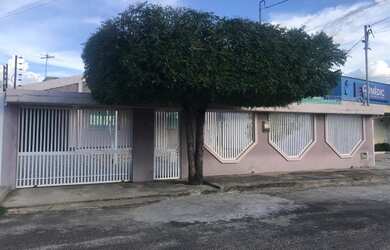 Imagem: A casa possui 3 Dormitórios, 3 Banheiros, 5 Vagas na garagem