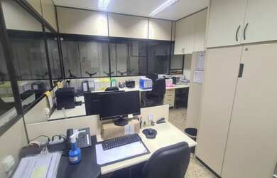 Imagem: O depósito possui 2 Vagas na garagem e 87m² de Área e está