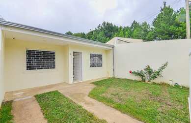 Imagem: A casa possui 2 Dormitórios, 1 Banheiro, 2 Vagas na garagem