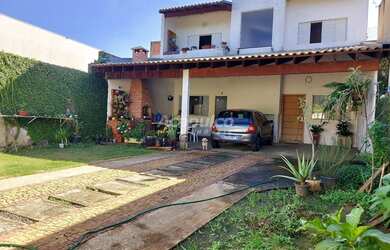 Imagem: A casa possui 4 Dormitórios, 2 Banheiros, 5 Vagas na garagem