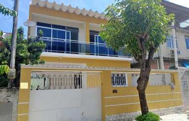 Imagem: A casa possui 3 Dormitórios, 2 Banheiros, 3 Vagas na garagem