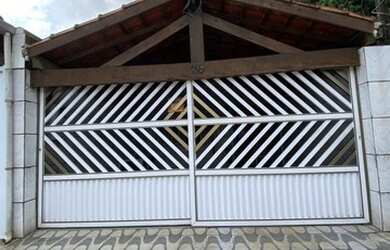 Imagem: A casa possui 2 Dormitórios, 1 Banheiro, 2 Vagas na garagem