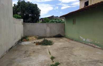 Imagem: A casa possui 4 Dormitórios, 1 Banheiro, 2 Vagas na garagem