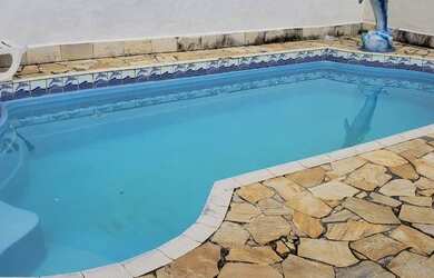 Imagem: A casa possui 3 Dormitórios, 3 Banheiros, 4 Vagas na garagem