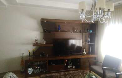 Imagem: A casa possui 3 Dormitórios, 3 Banheiros, 2 Vagas na garagem