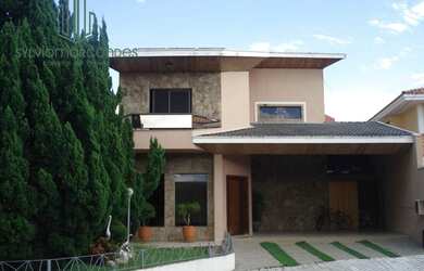 Imagem: A casa possui 4 Dormitórios, 3 Banheiros, 1 Vaga na garagem