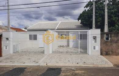 Imagem: A casa possui 2 Dormitórios, 1 Banheiro, 1 Vaga na garagem