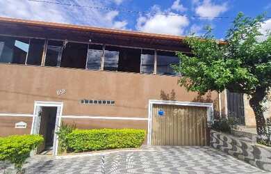 Imagem: A casa possui 5 Dormitórios, 4 Banheiros, 3 Vagas na garagem